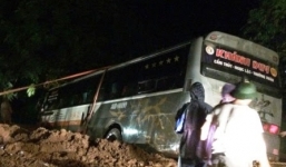 Tránh xe máy, xe khách 45 chỗ lao xuống hố bên đường